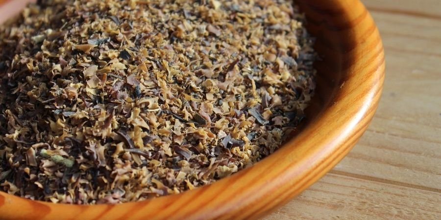 Musgos irlandeses secos sobre un plato de madera