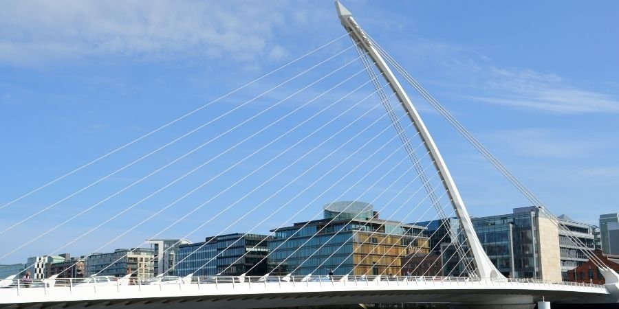 Puente en Irlanda con forma de Instrumento de Cuerda