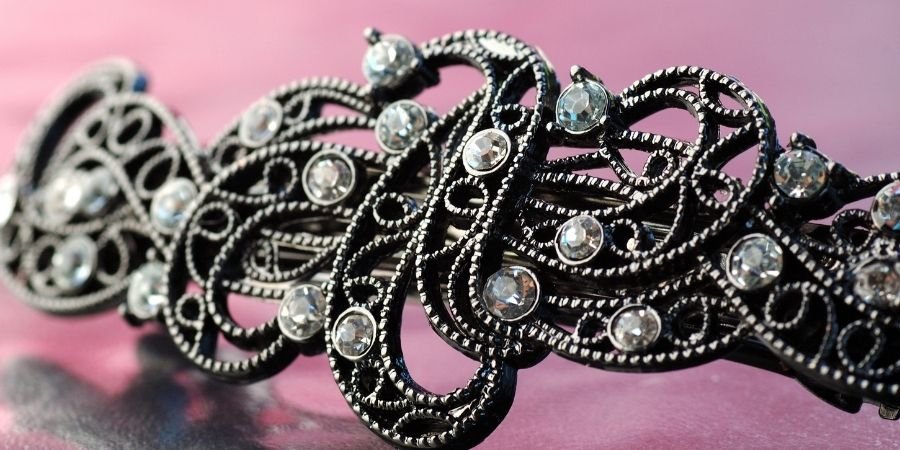 prendedor con diamantes