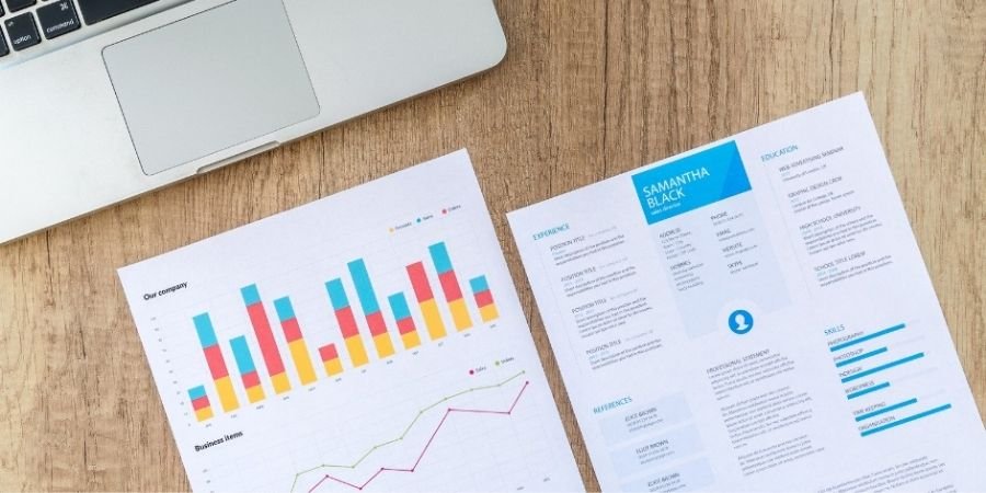 CV sobre una mesa para buscar trabajo en Irlanda para jovenes