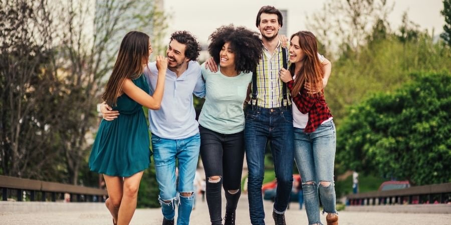 Jovenes disfrutando la calidad de vida de Galway