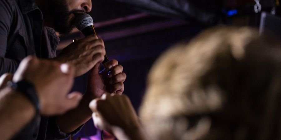 Acercamiento a cantante irlandes masculino en concierto