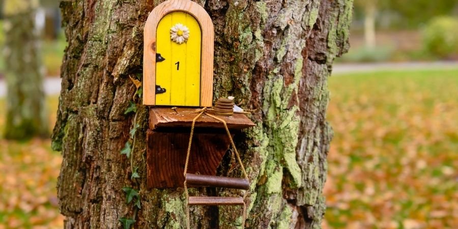 Casa de hada irlandesa en el bosque