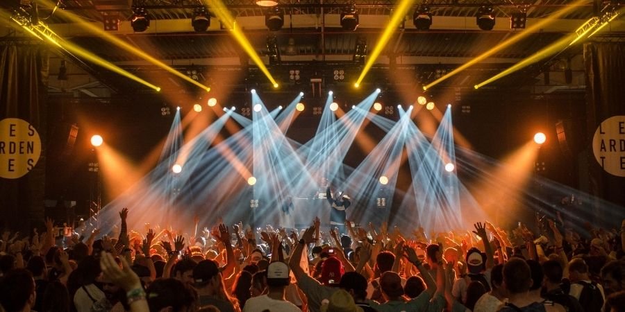 Discos in Dublín personas bailando