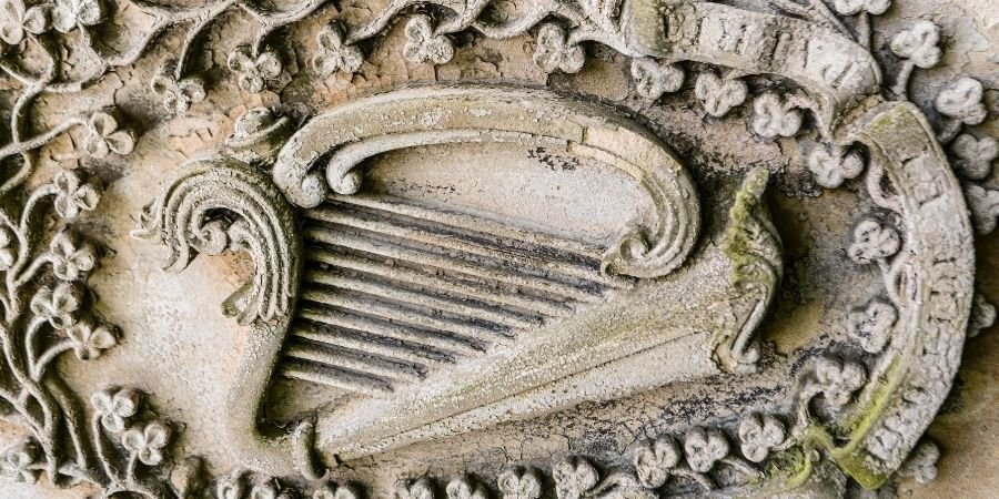 Inscrición en piedar de un arpa irlandesa