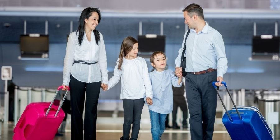 familia viajando a isla esmeralda