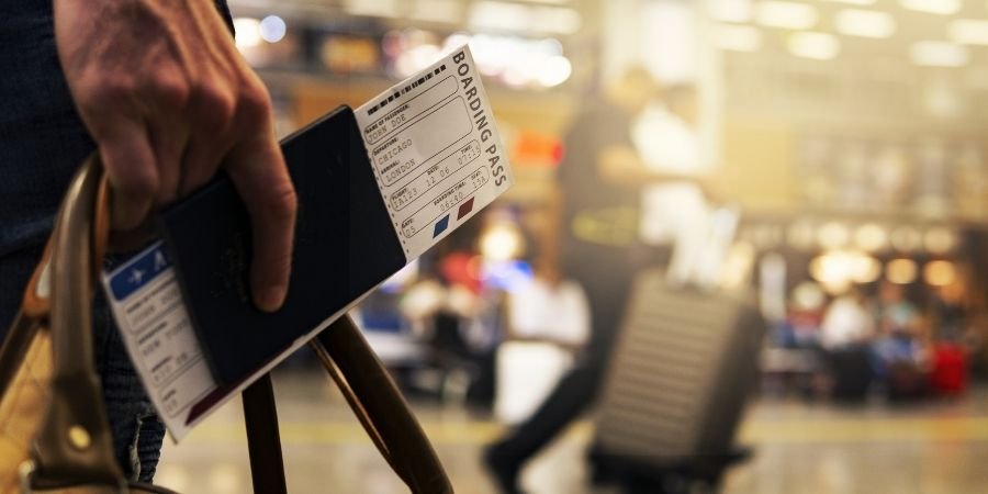 Personas en aeropuerto con papeles de Escala en Reino Unido