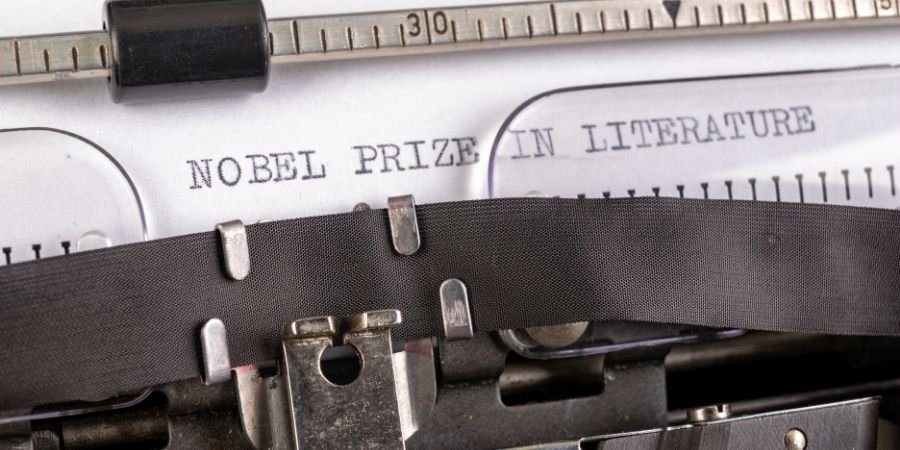 Hoja en antigua maquina de escribir con las palabras Premio Nobel en Literatura