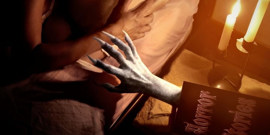 Mano espeluznante saliendo de libro de escritores irlandeses