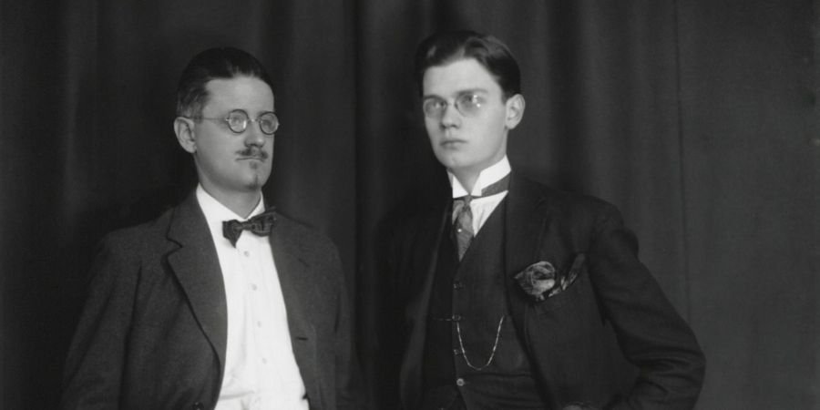 Fotografía de James Joyce junto a un acompañante