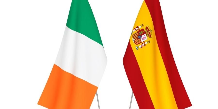 Banderas de España y de Irlanda