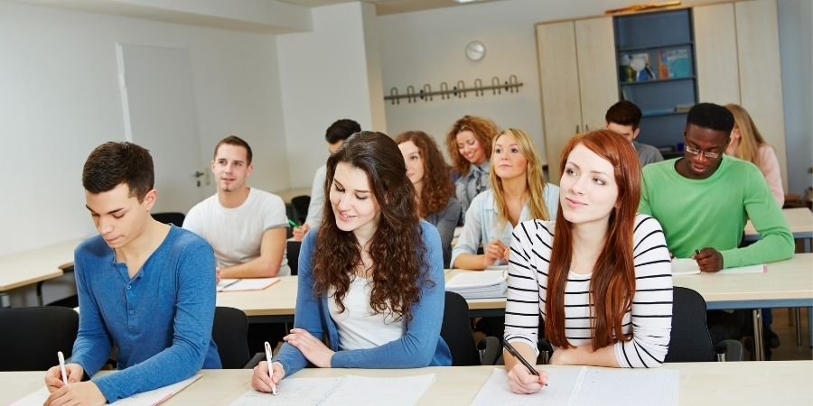 Salon de clases con varios estudiantes en curso para pruebas cambridge First Estudiar Inglés en Waterford Irlanda