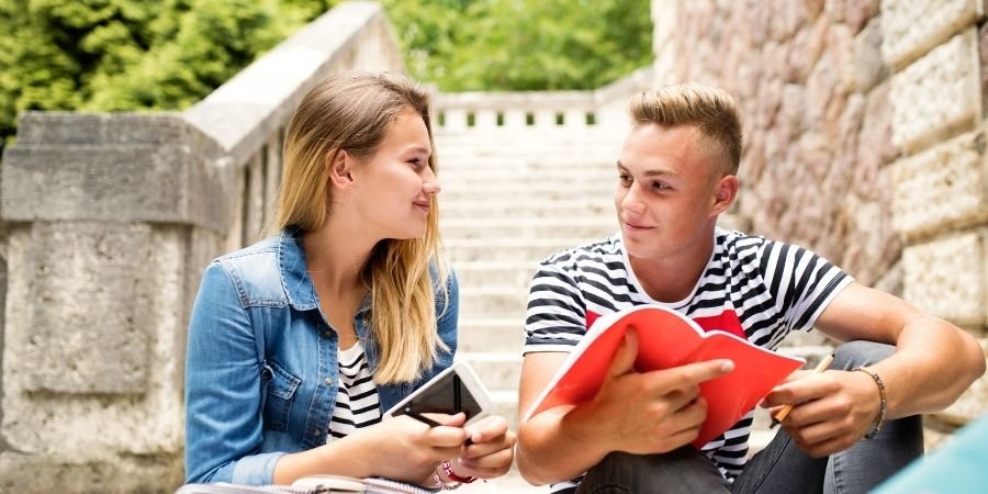 jóvenes estudiando ingles 12 semanas en irlanda