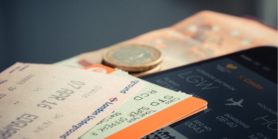 Pasaje de avión y dinero 