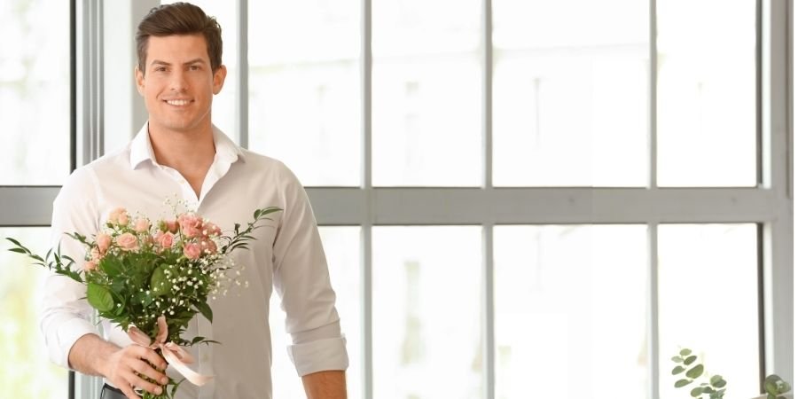 Hombre Irlandés con flores en la mano