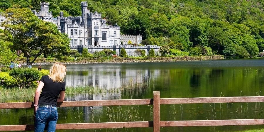 visitante al monastario
jardines de Kylemore Abbey