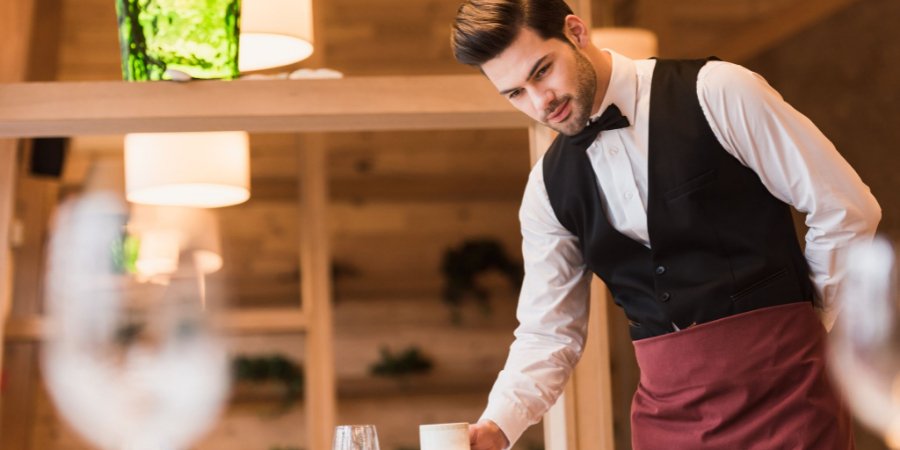 Joven realizando diversas labores en hotel de Irlanda