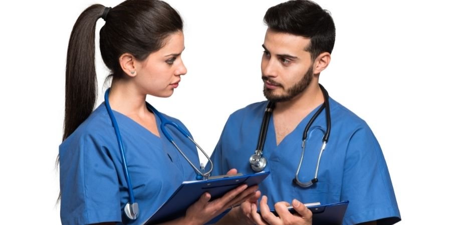 Dos jovenes Médicos laborando en Irlanda