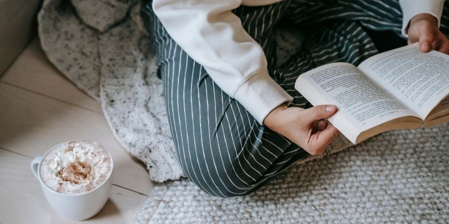 Mujer leyendo libro Hadas Irlandesas