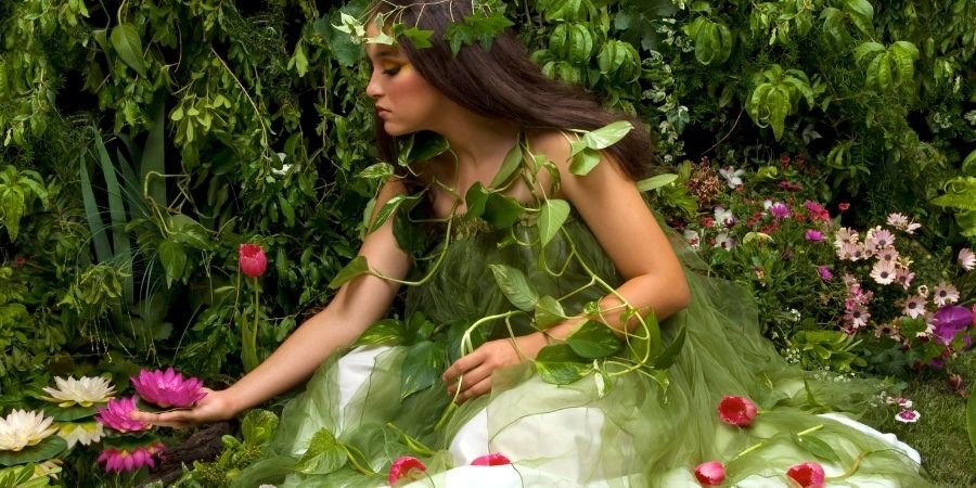 Hada del bosque Irlandes tomando una flor