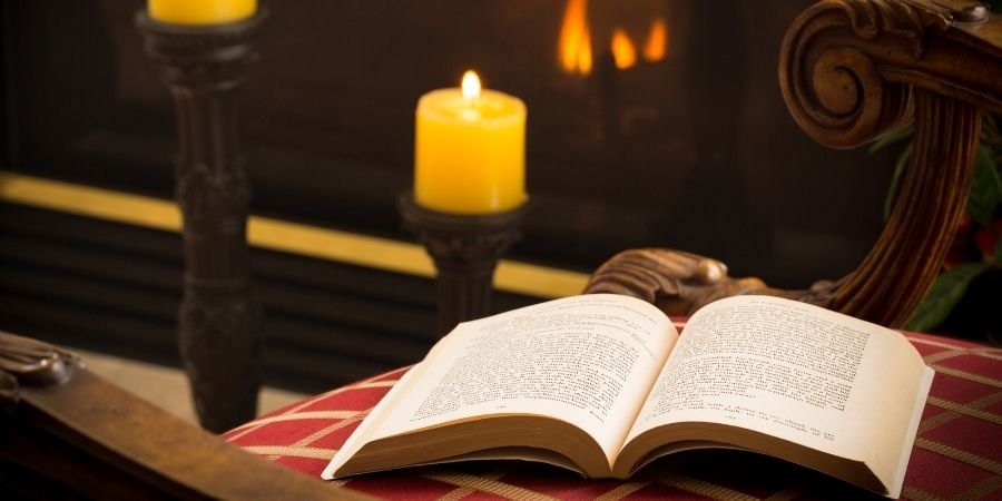 literatura de escritor de irlanda sobre una silla frente a velas