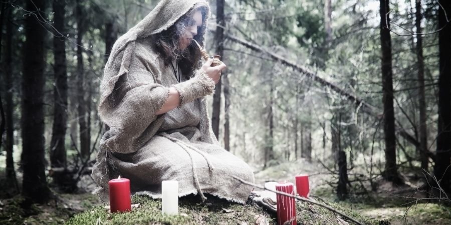 Druida celta en el bosque