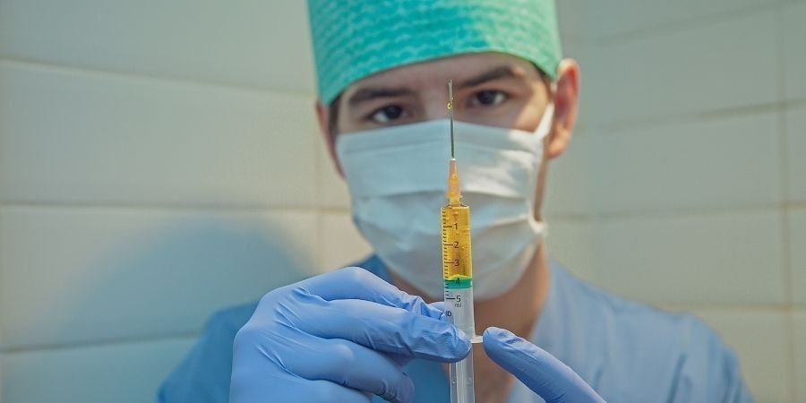 Enfermero trabajando en irlanda con jeringa en la mano Critical Skills en Enfermería en Irlanda