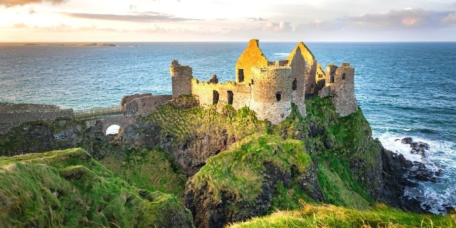 Ruinas del Castillo de Dunluce a orillas de un acantilado en Irlanda