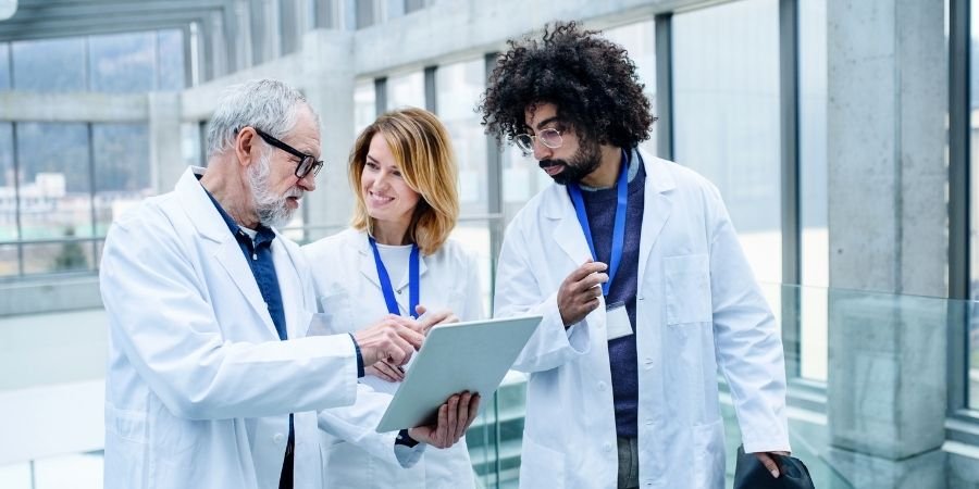 Grupo de Médicos laburando en Irlanda