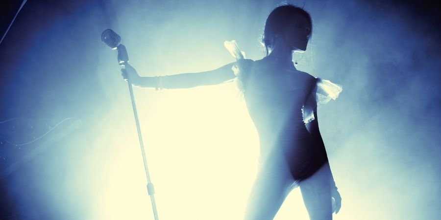 Mujer Cantante en Irlanda con iluminacion detras
