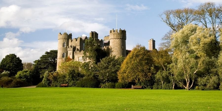 Pueblos Que Ver en Irlanda castillo en Dublin Jardín de Malahide Castle