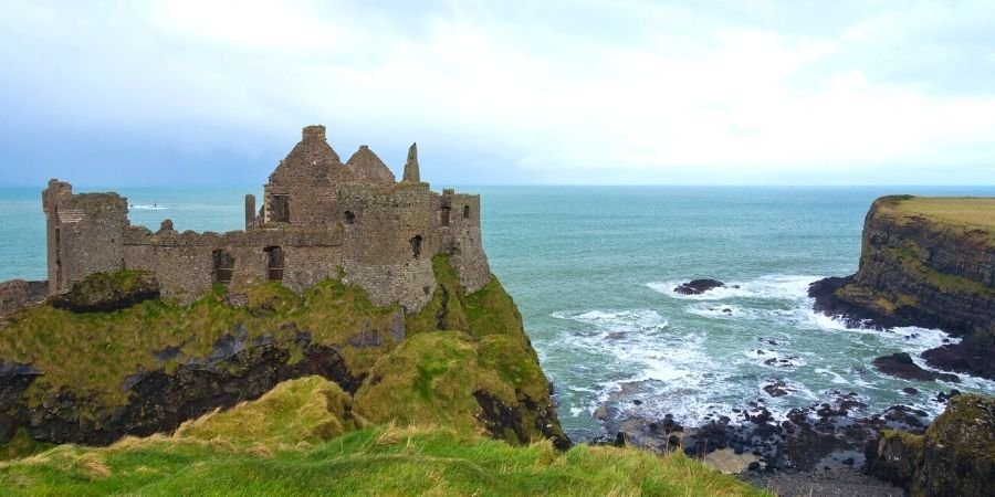 acantilado y castillo Qué Ver en Irlanda en 10 Días