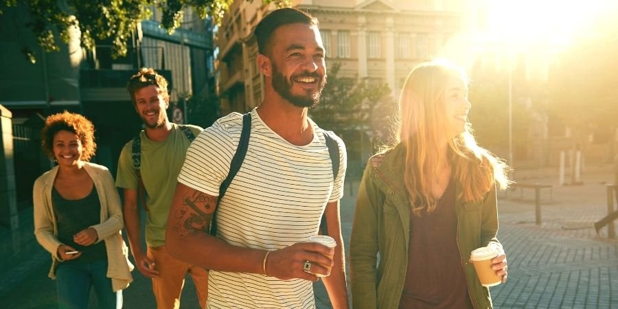 personas caminando por Irlanda