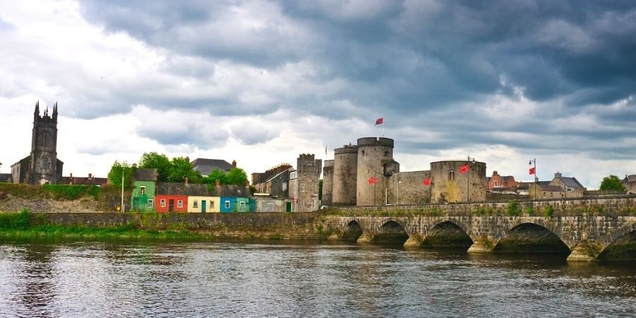 Castillo de King John a orillas de un rio