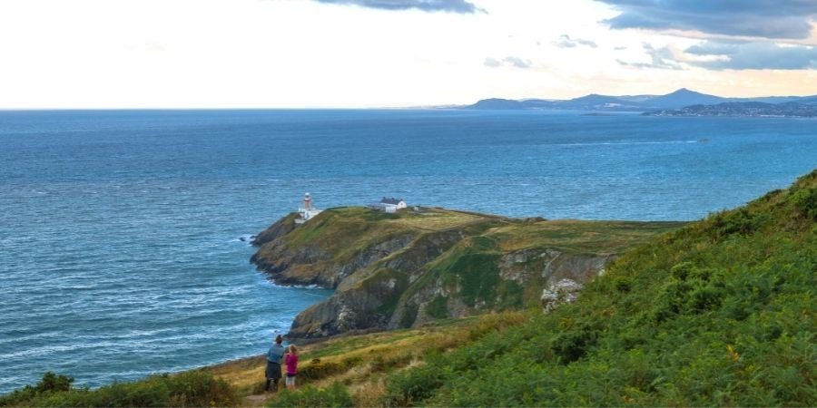 Qué Ver en Irlanda en 4 Días personas caminando alrededor de los acantilados