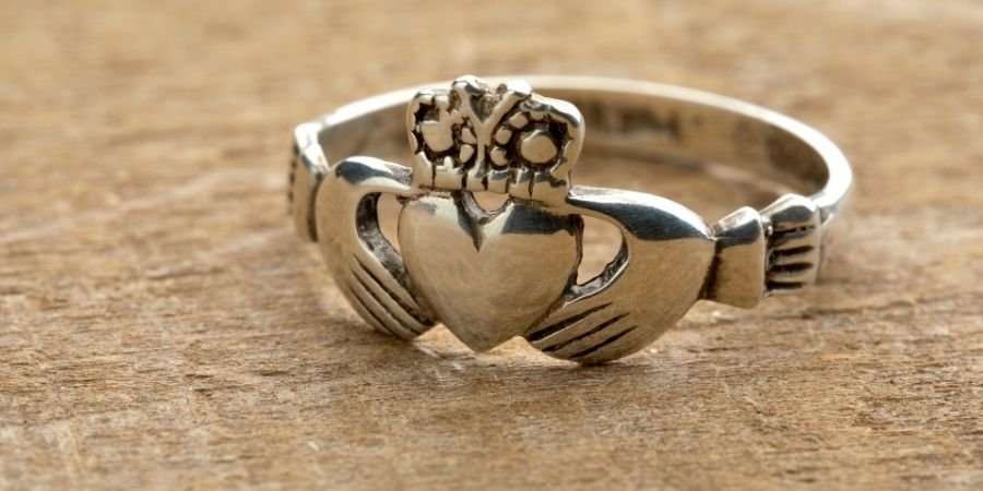 Anillos Irlandeses sobre mesa de madera