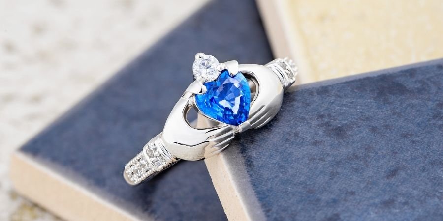 anillo con piedra azul