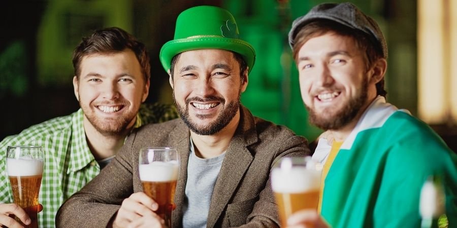 Tres varones de Irlanda con cervezas en la mano