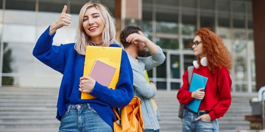 universitarios aprendiendo ingles 6 meses en irlanda