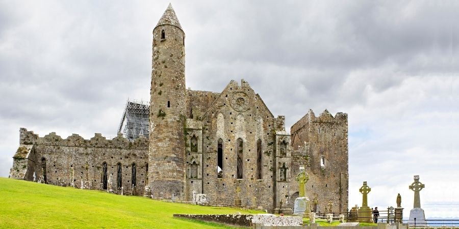 cruces celtas y castillo Qué Ver en Irlanda en 5 Días