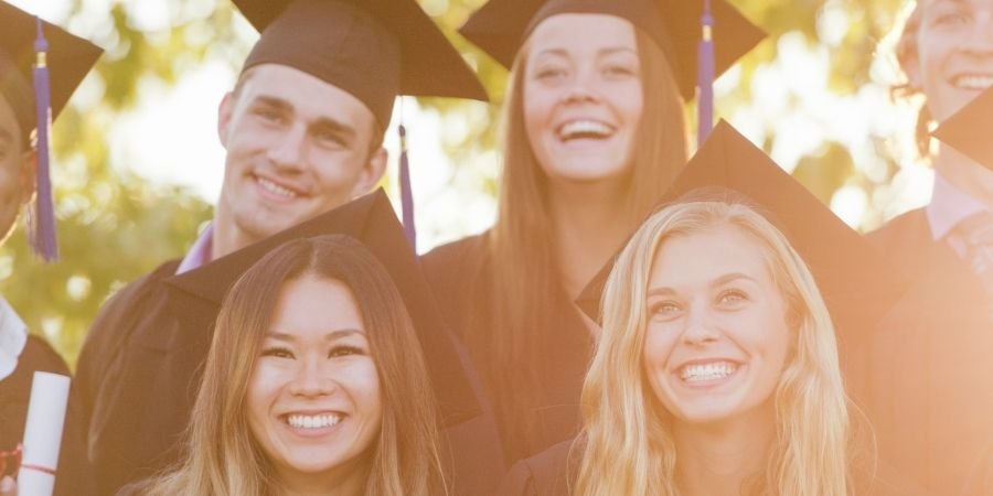 graduados festejando programas de ingles académico en Irlanda 