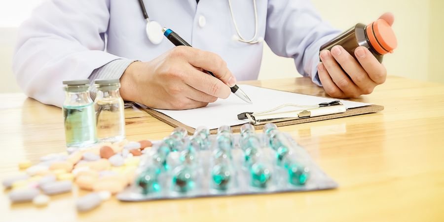 Farmaceuta laborando