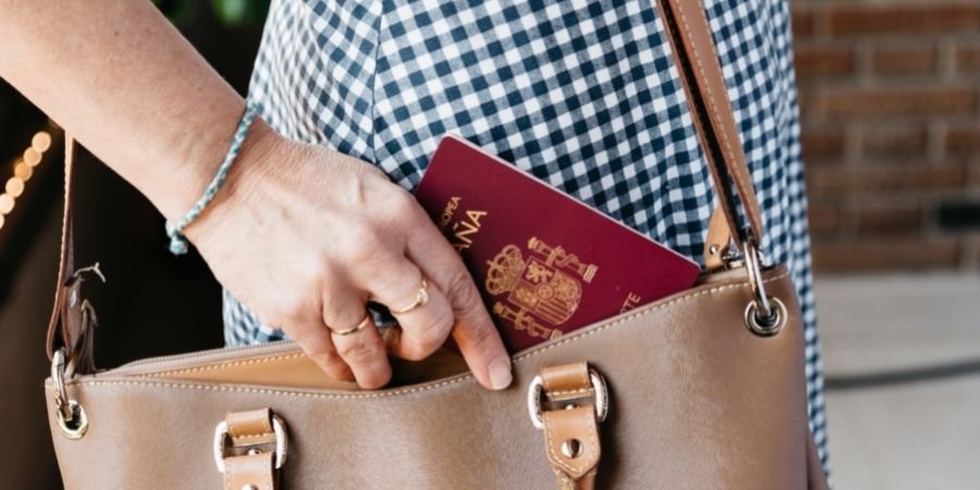 persona con pasaporte español