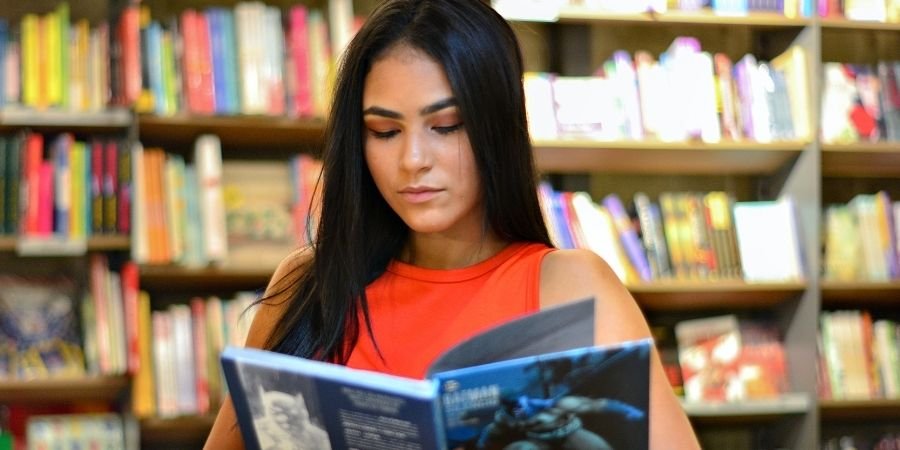 mujer leyendo un libro en Ingles